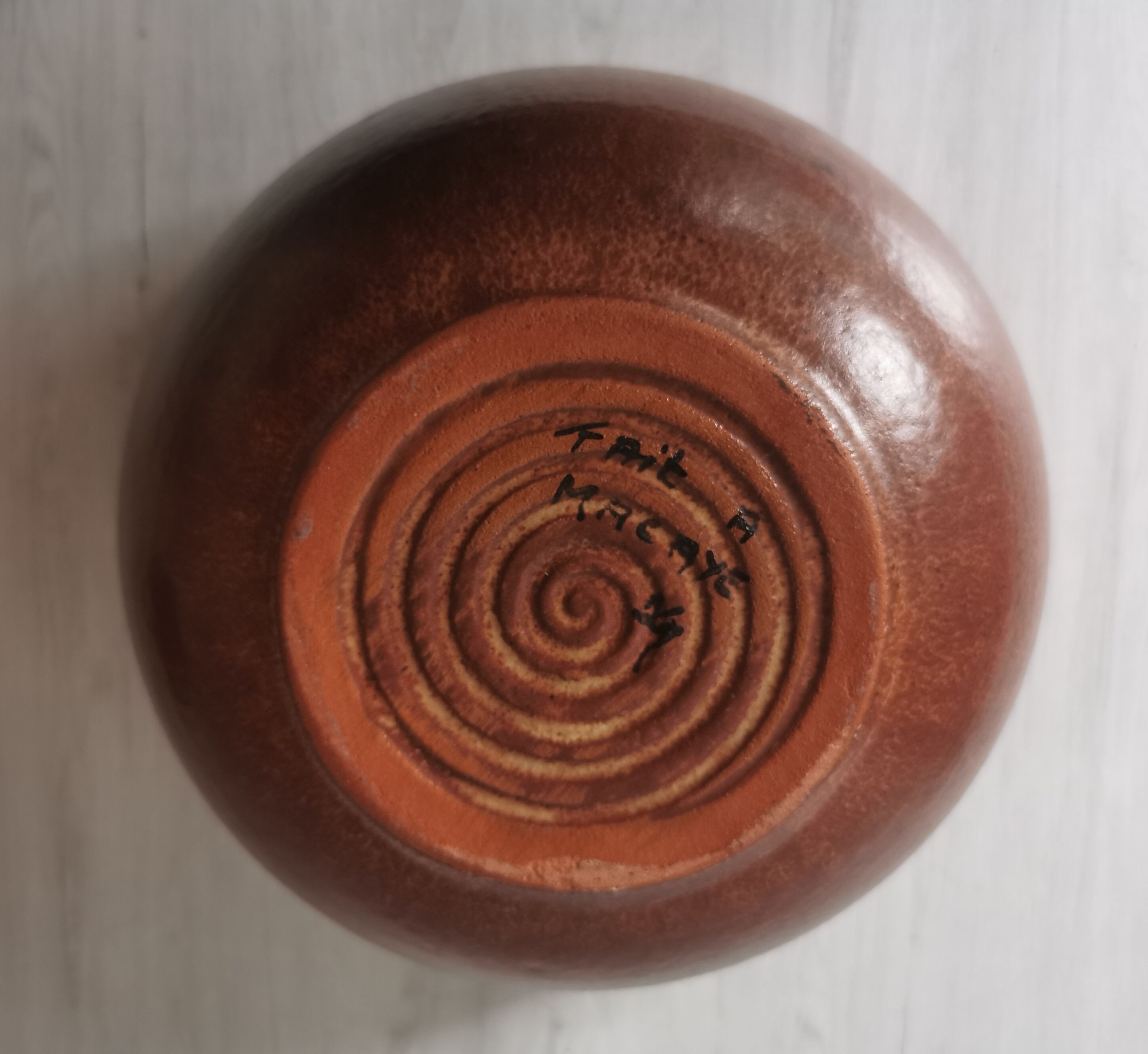 Salad bowl and enamelled sandstone cups