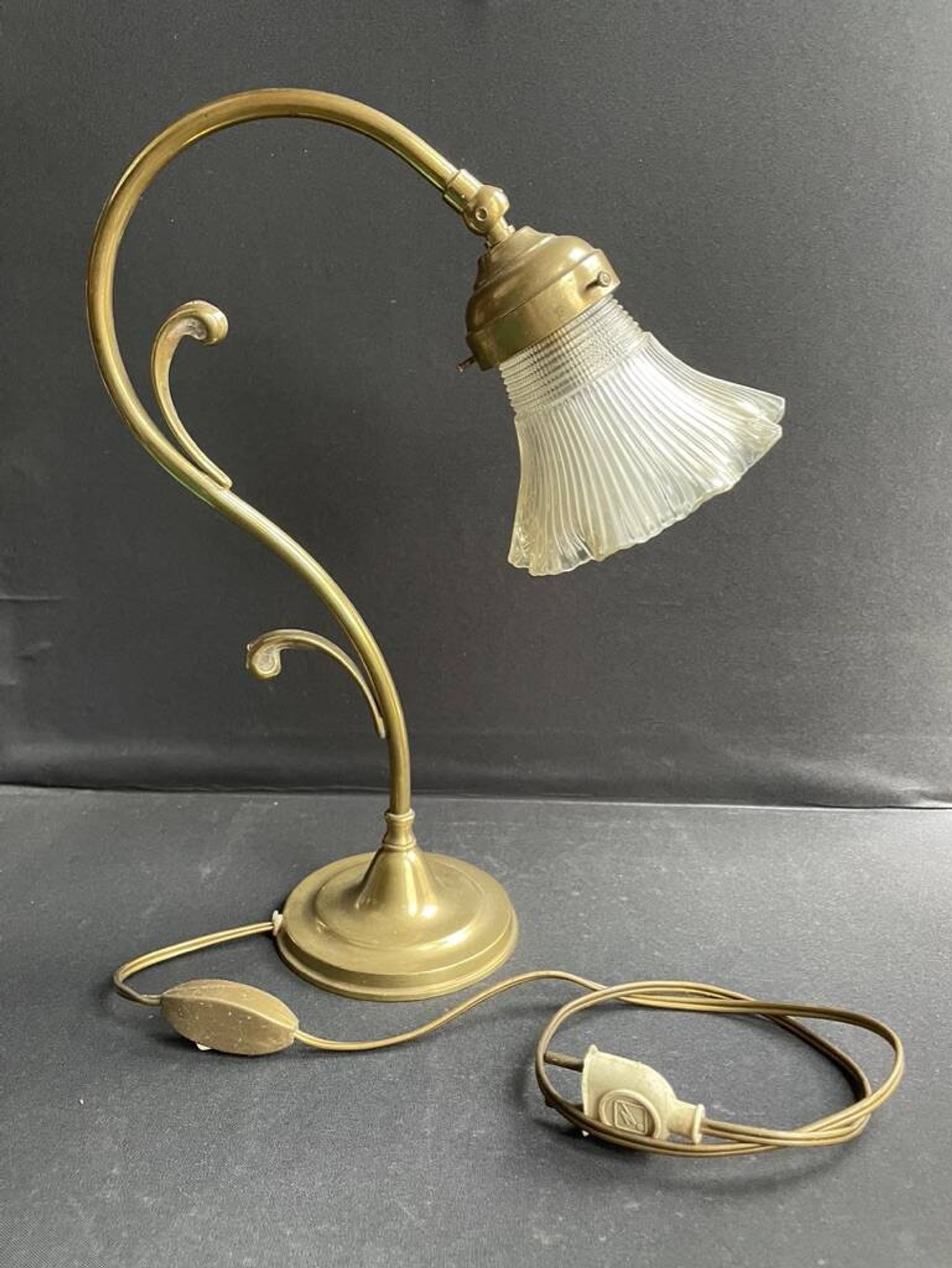 Table lamp – Golden brass and molded glass