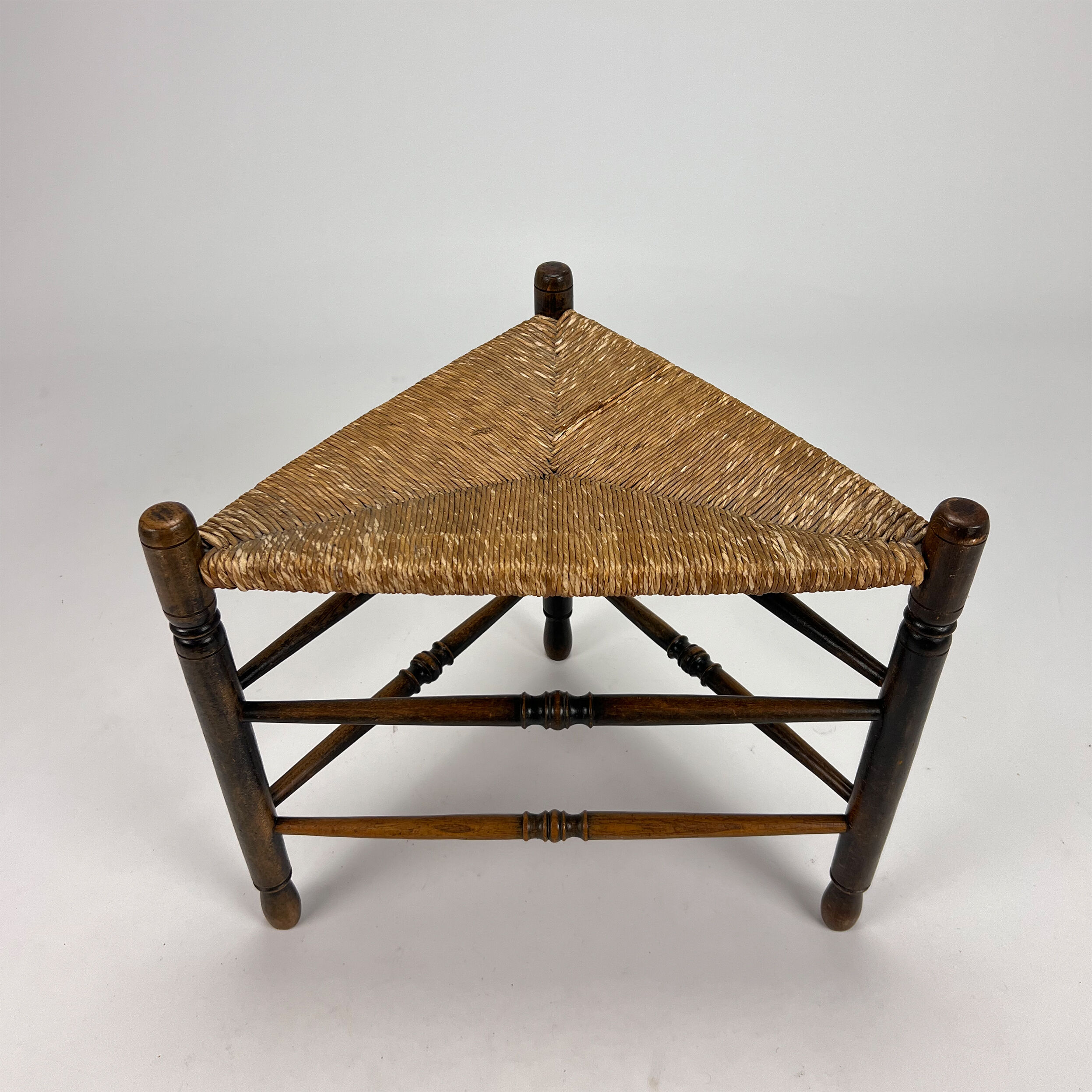 Tabouret triangulaire en chêne massif et osier, années 1950