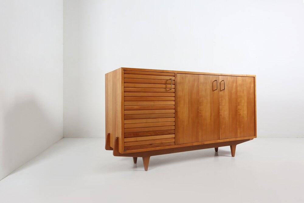 Buffet français des années 1950 en bois de cerisier massif.
