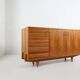 Buffet français des années 1950 en bois de cerisier massif.