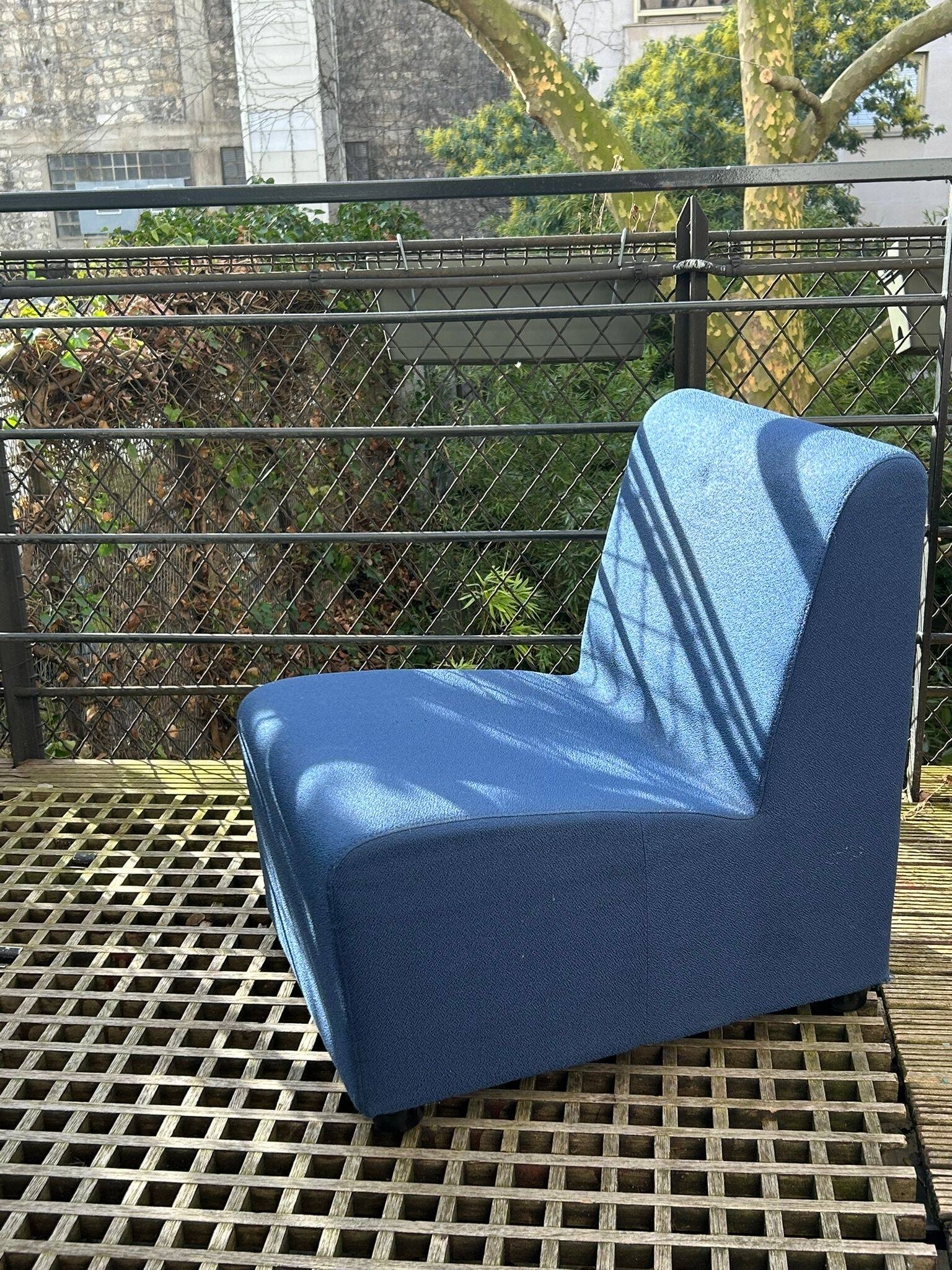 Pair of midnight blue armchairs – contemporary spirit