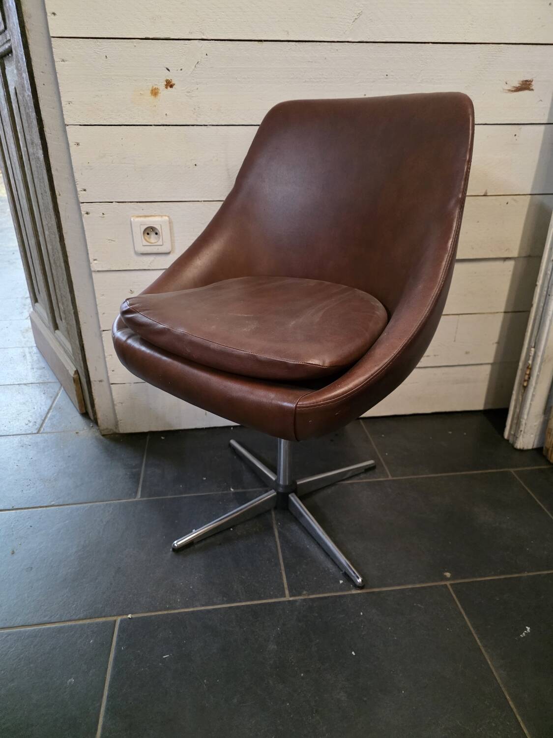 Swivel armchair with chrome metal legs from the 70s