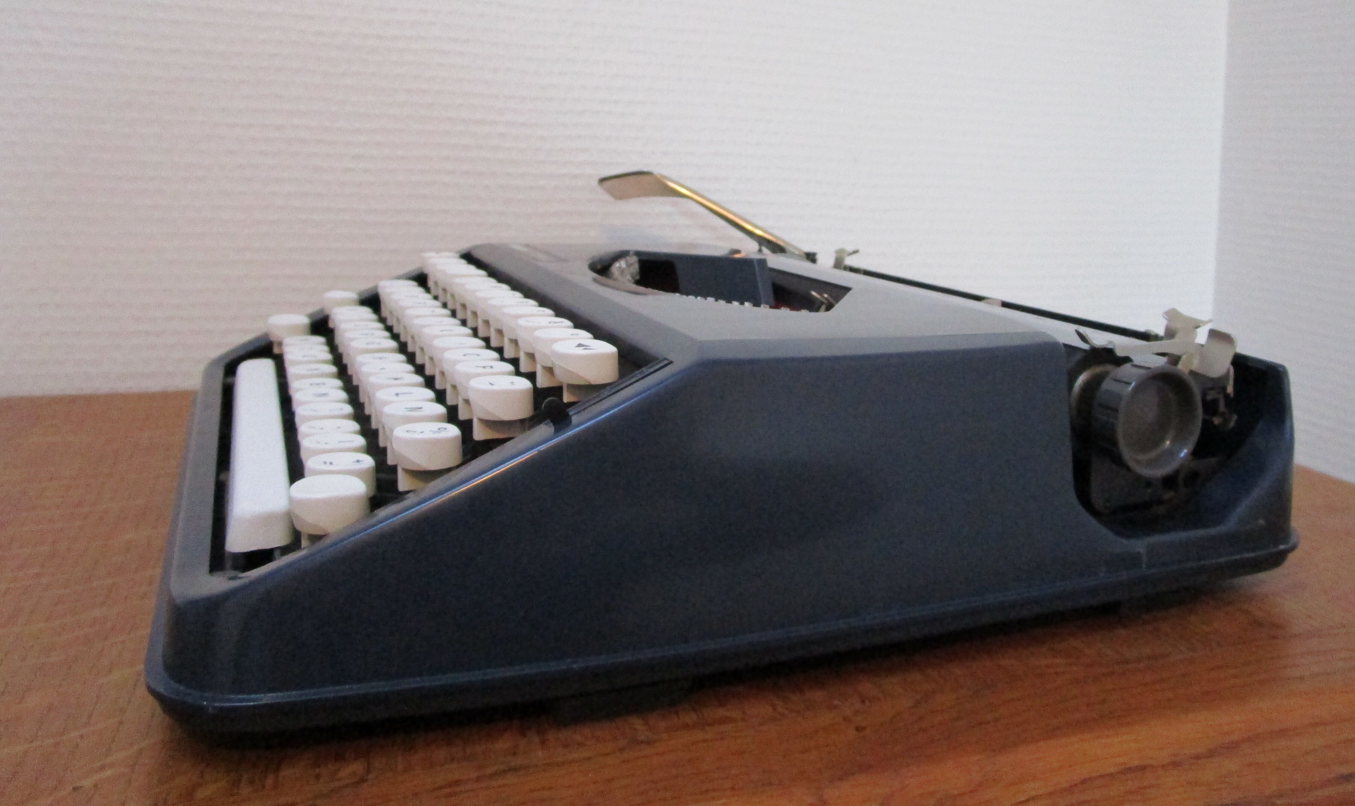 Typewriter, Olivetti Lettera 82