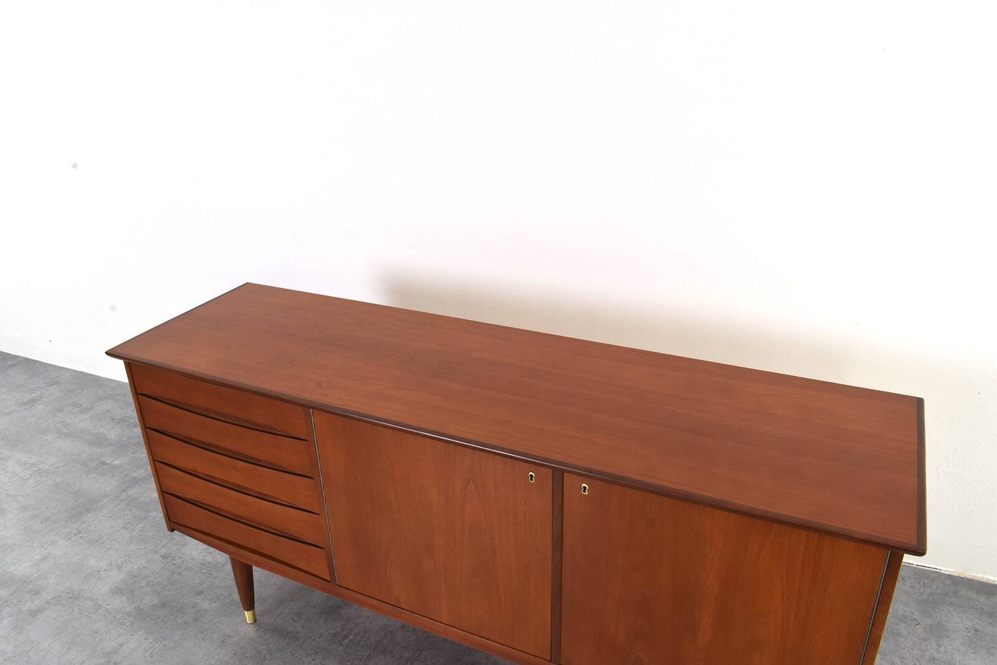 Buffet en teck du milieu du siècle par Fredrik A. Kayser, Norvège, années 1960.
