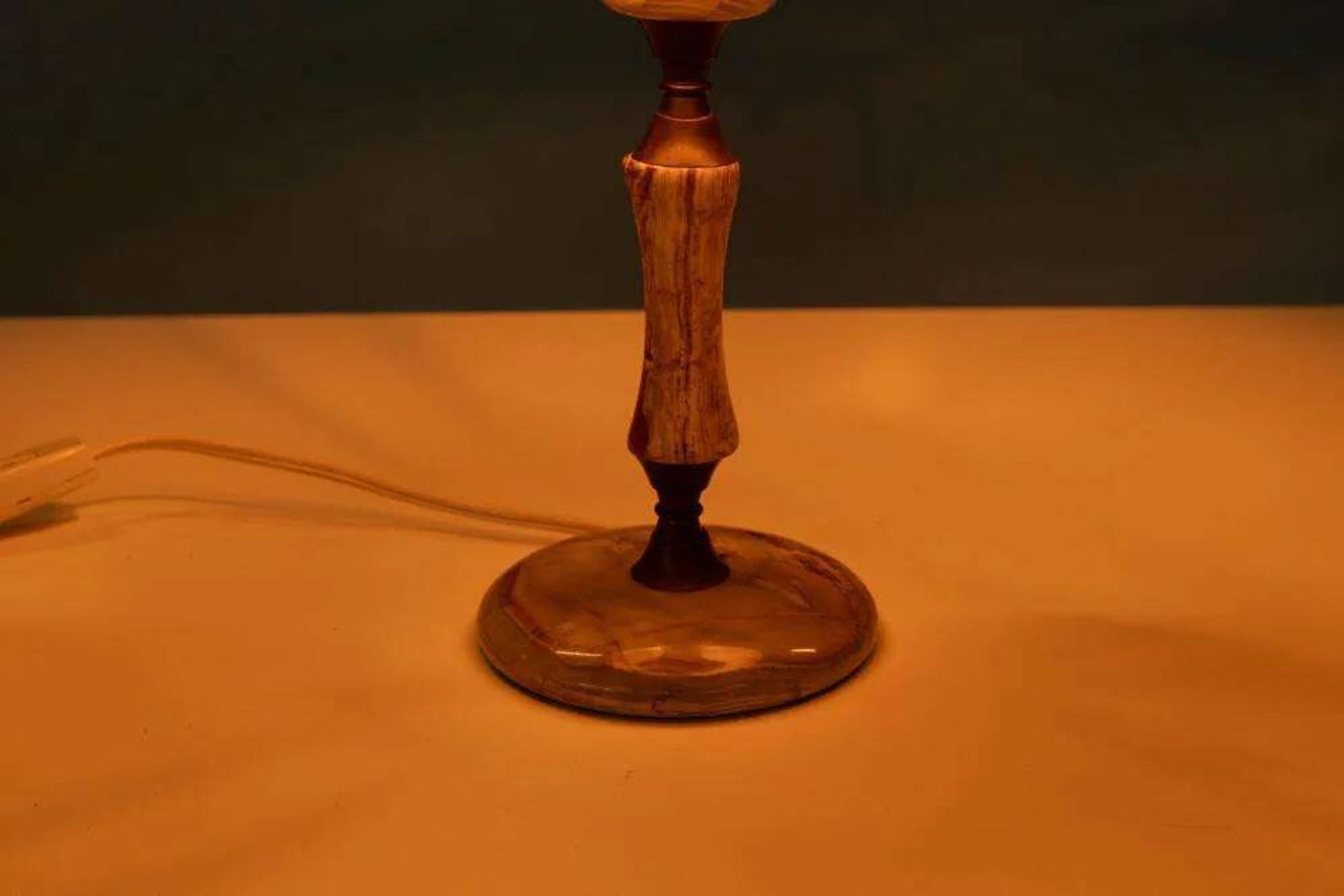 Chic hotel table lamp in onyx and brass, mid-century modern table lamp from the 70s.