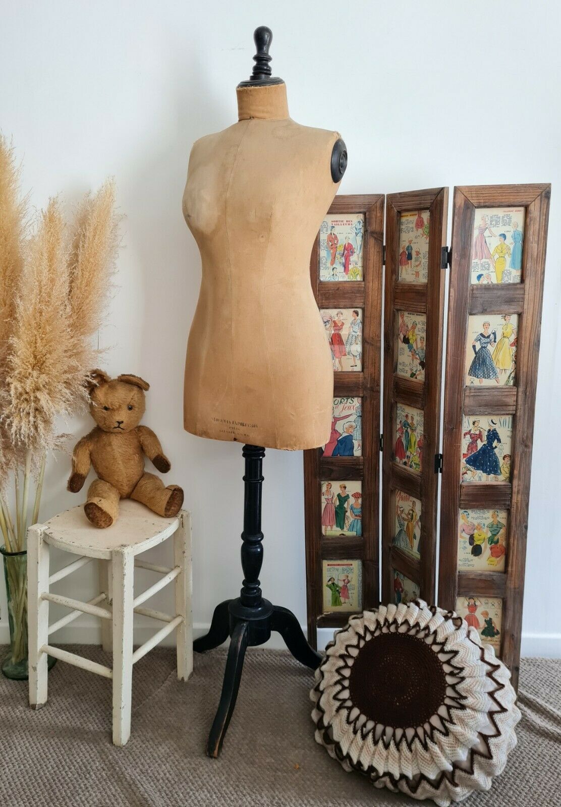 Wooden screen with vintage haute couture images or for photos