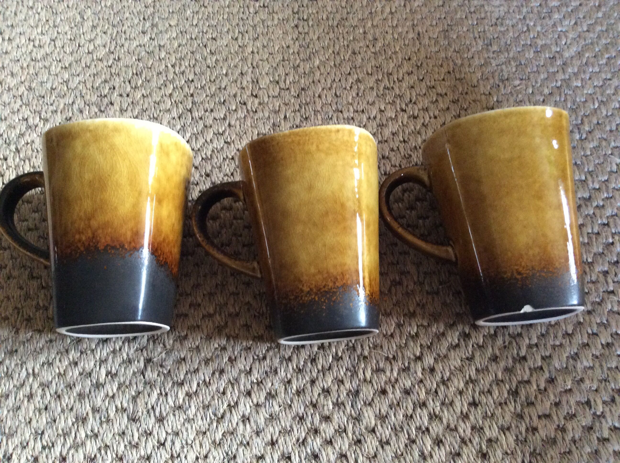 Series of 3 mugs