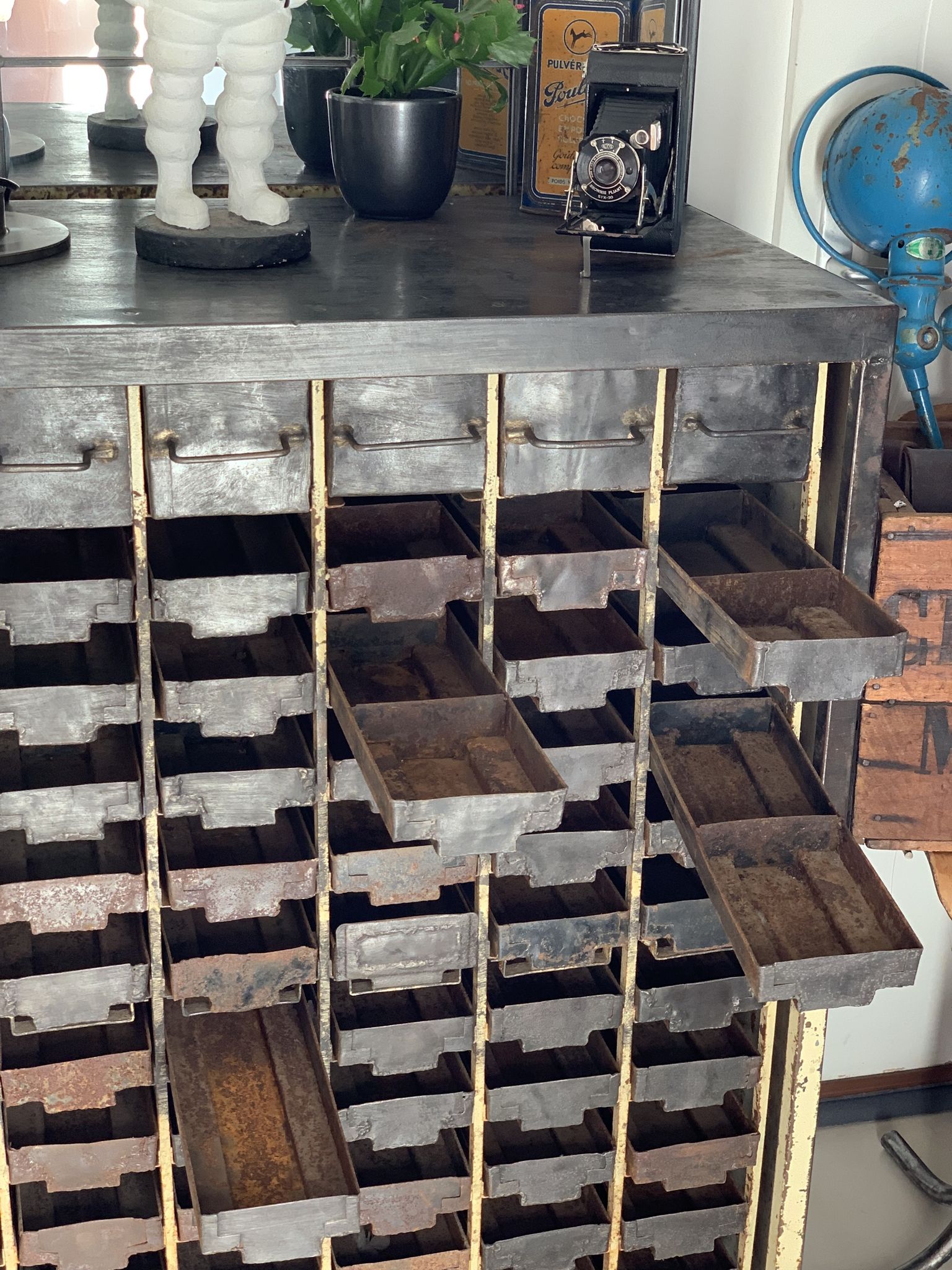 Industrial workshop furniture with metal drawers