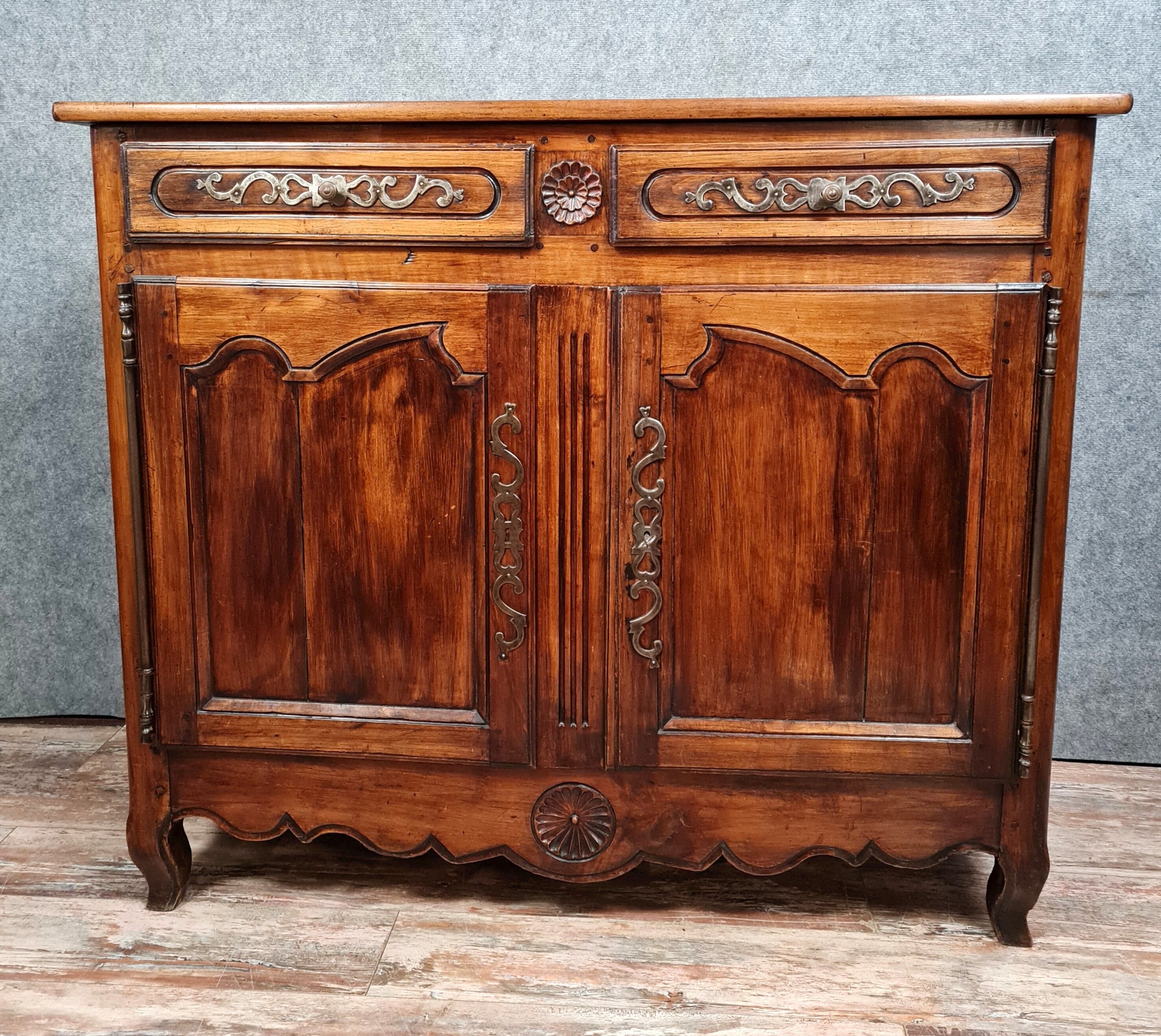 Louis XV period buffet in solid walnut around 1750