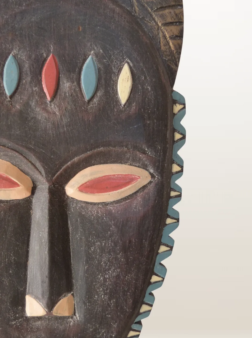 Masque mural en bois sculpté et peint