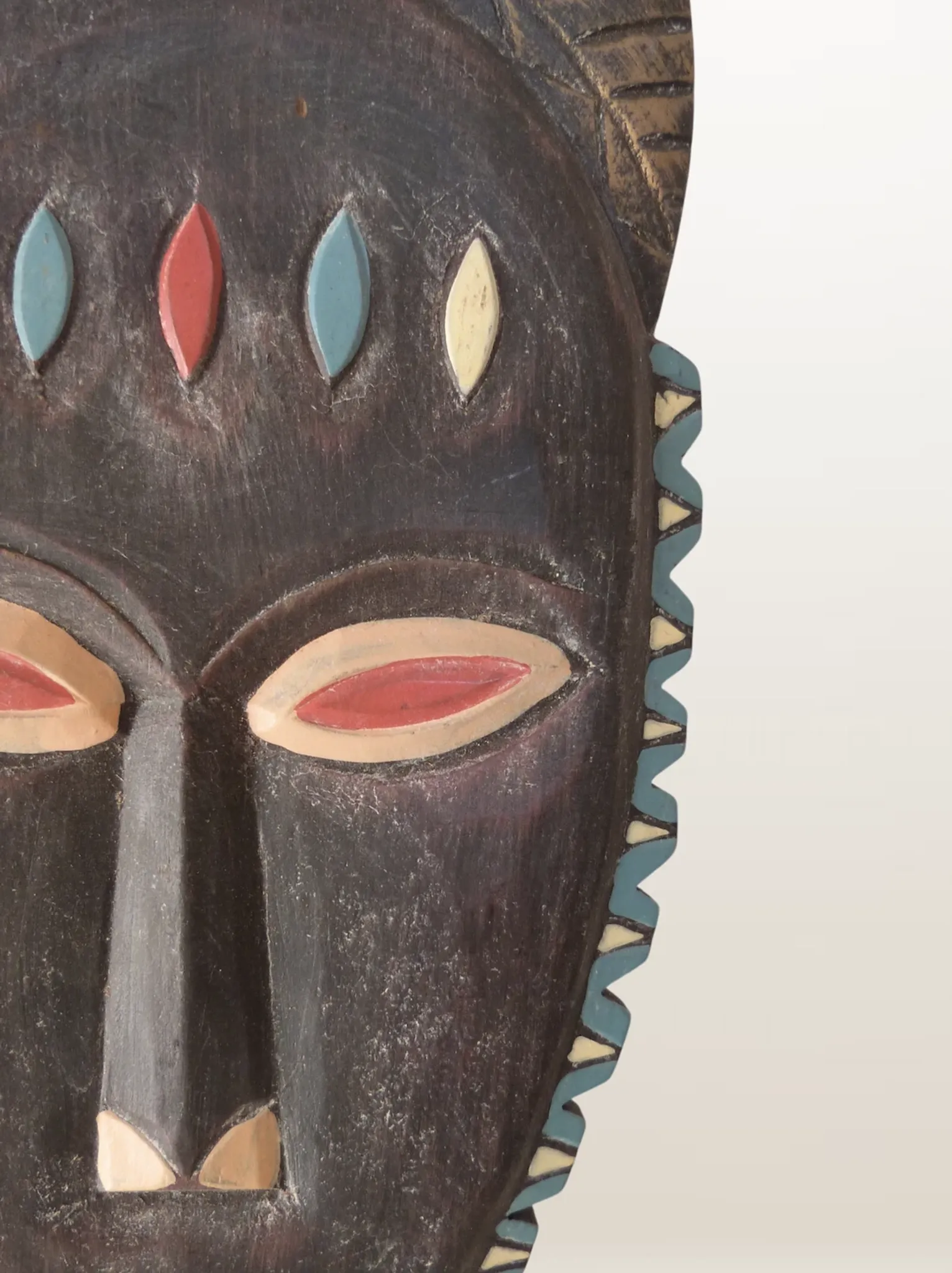 Masque mural en bois sculpté et peint