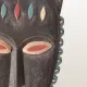 Masque mural en bois sculpté et peint