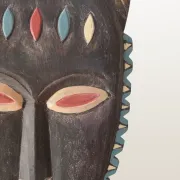 Masque mural en bois sculpté et peint