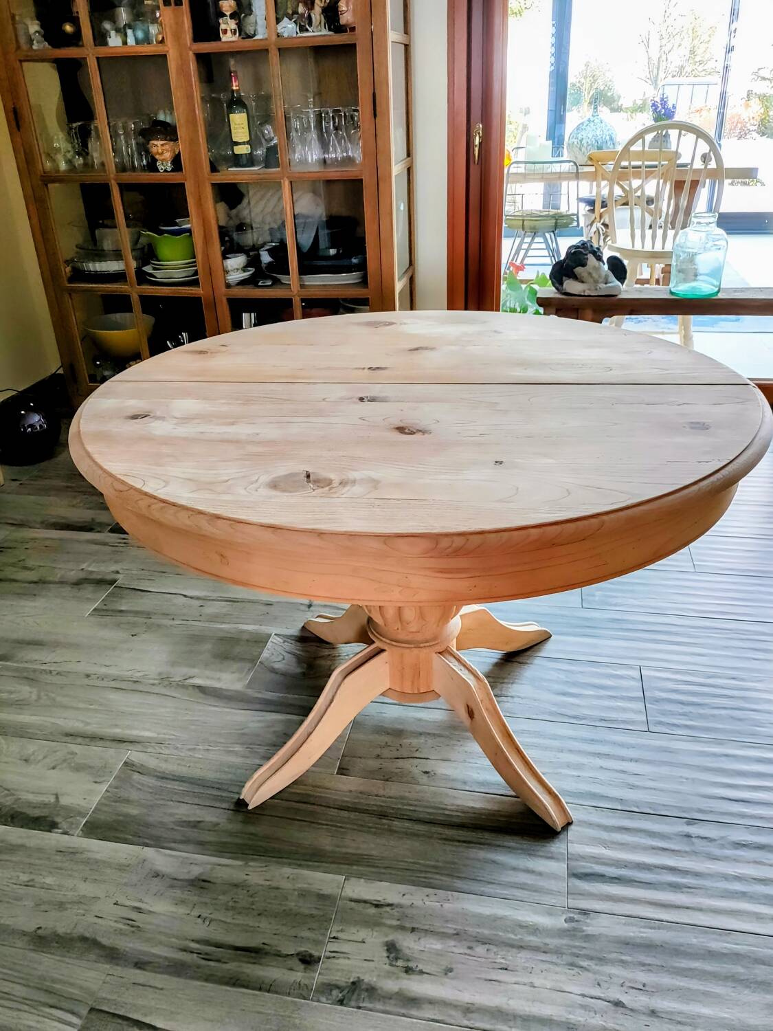 Round table with central leg