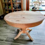 Round table with central leg