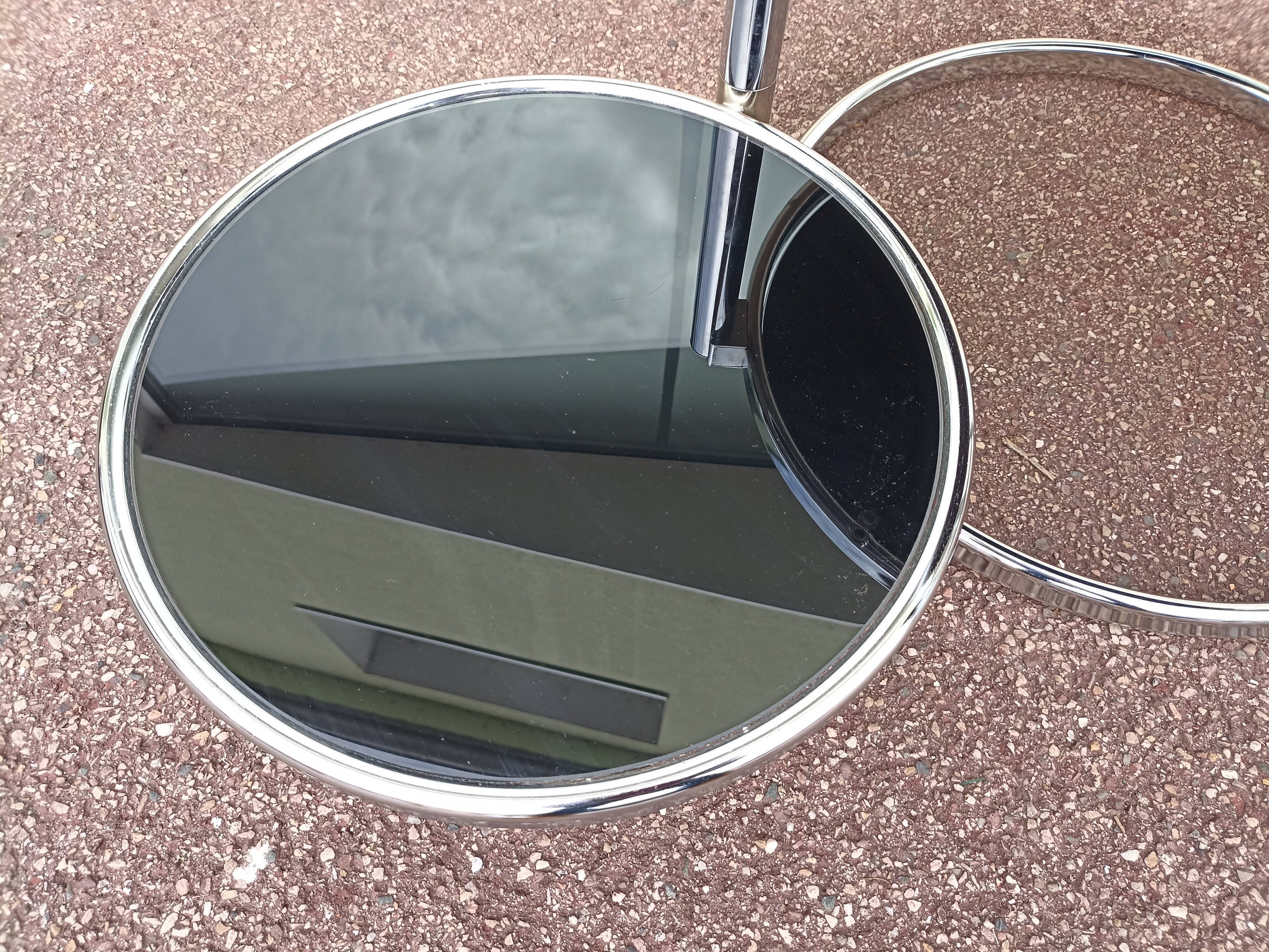 Round coffee table in glass and vintage chrome