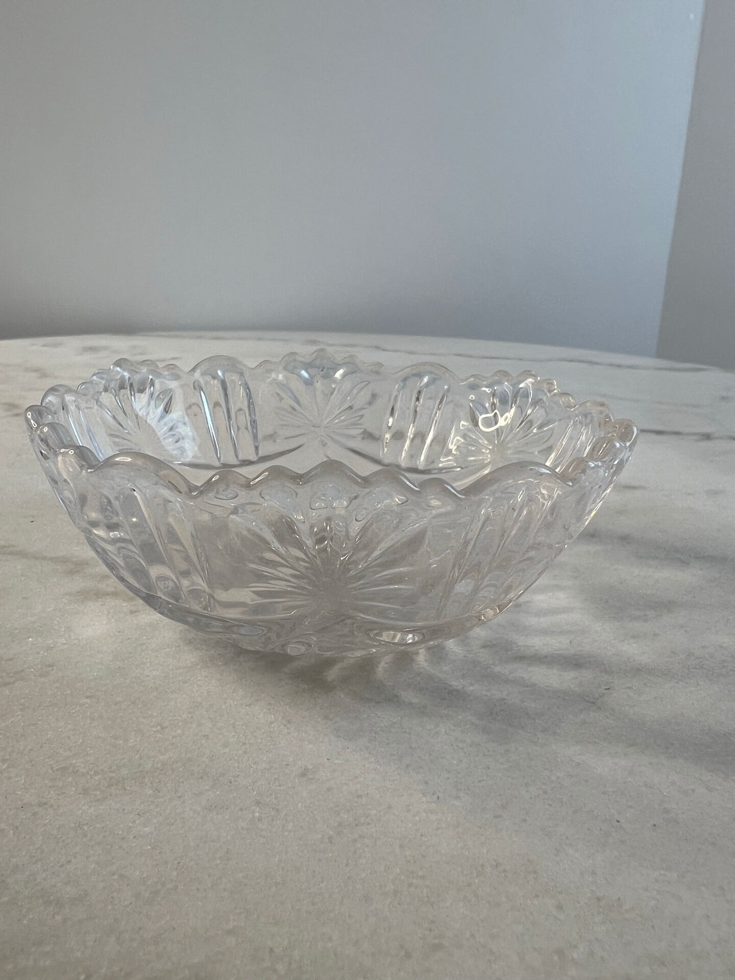 Coupelle en verre taillé bord festonné 11cm