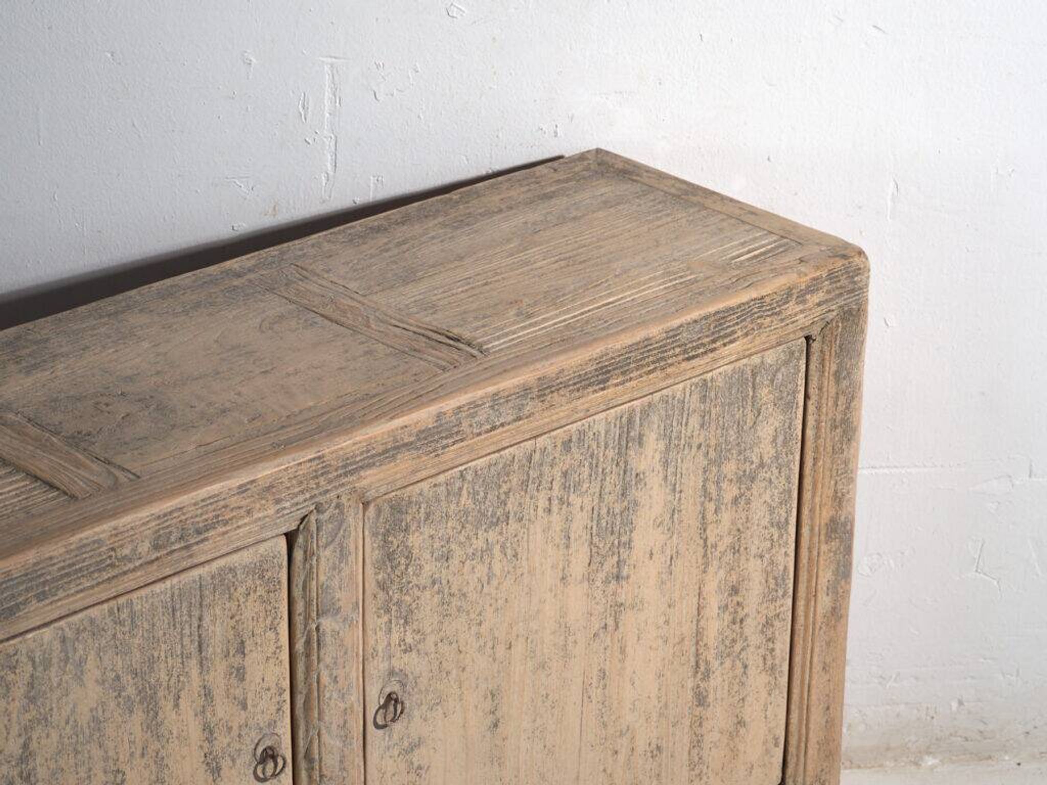 Buffet bas ancien en orme à deux portes – Chine, vers 1950