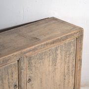 Buffet bas ancien en orme à deux portes – Chine, vers 1950