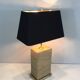 Importante lampe en pierre reconstituée et laiton