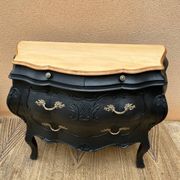 Commode galbée peinte en noir et bois