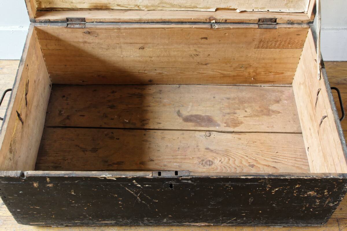Malle en bois, amidon Le Chat Hoffmann