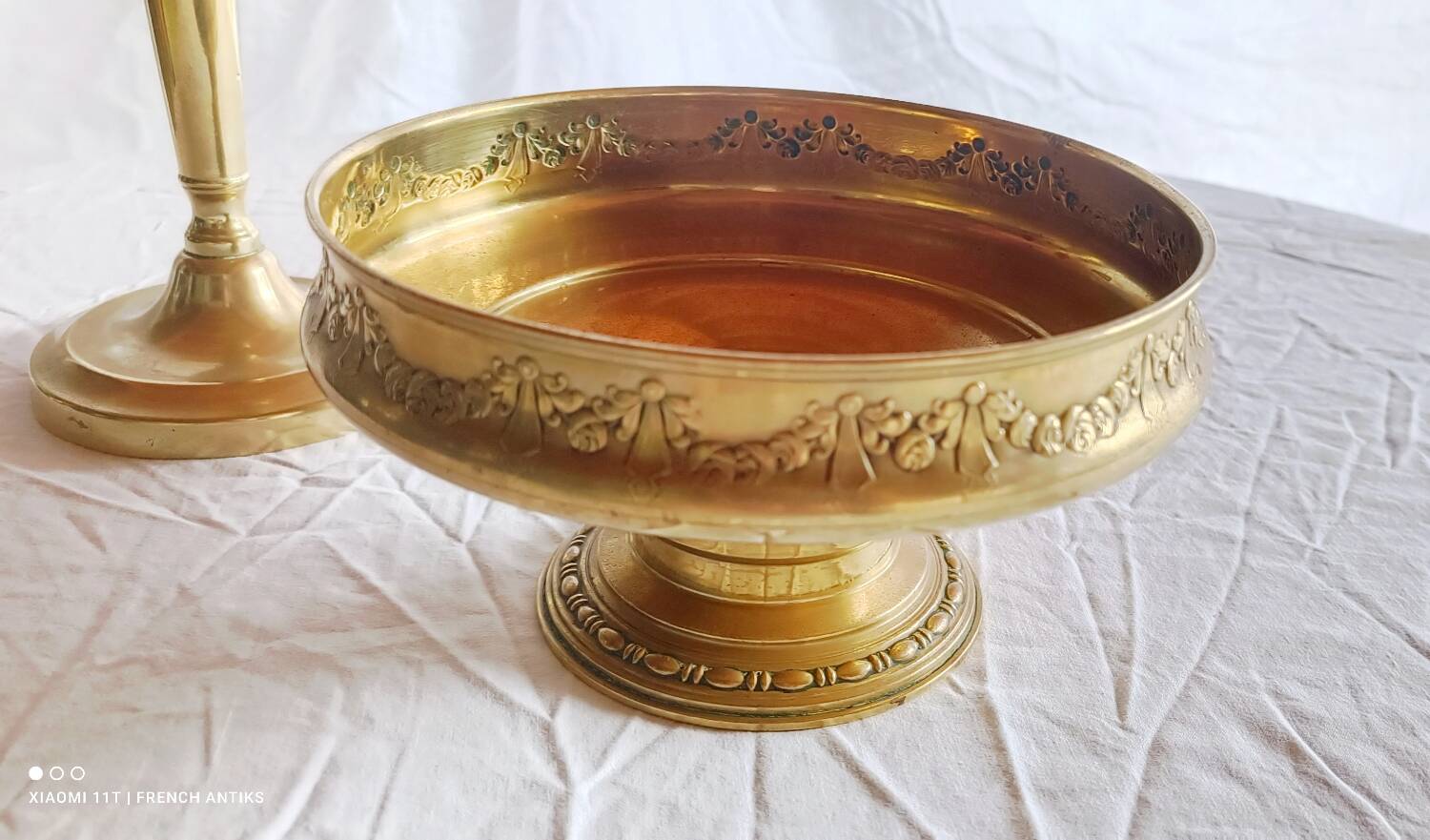 Fruit bowl, basket on foot, compote dish in embossed brass.
