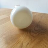 Vase en opaline blanche motif fleuri
