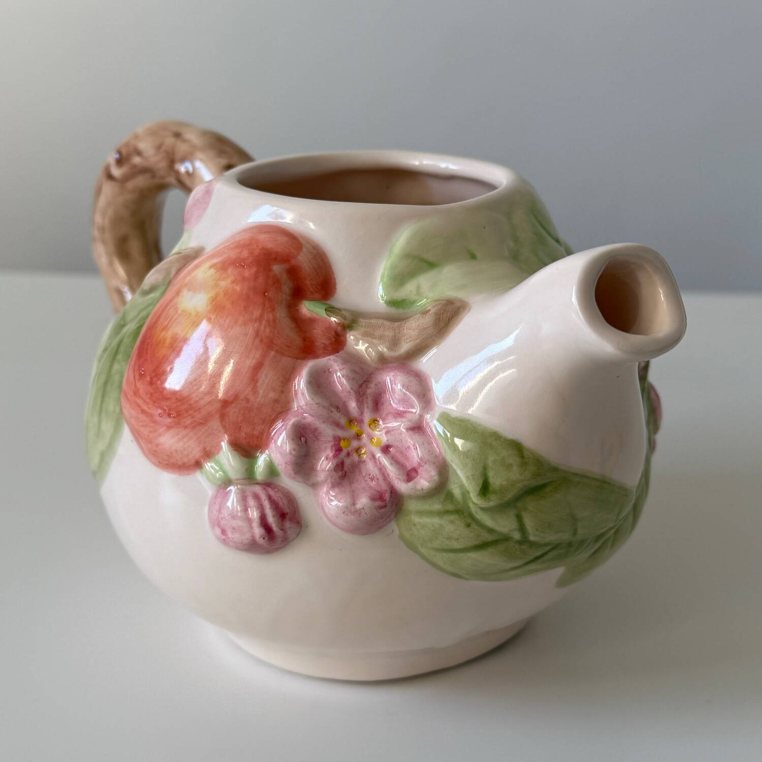 Théière en barbotine