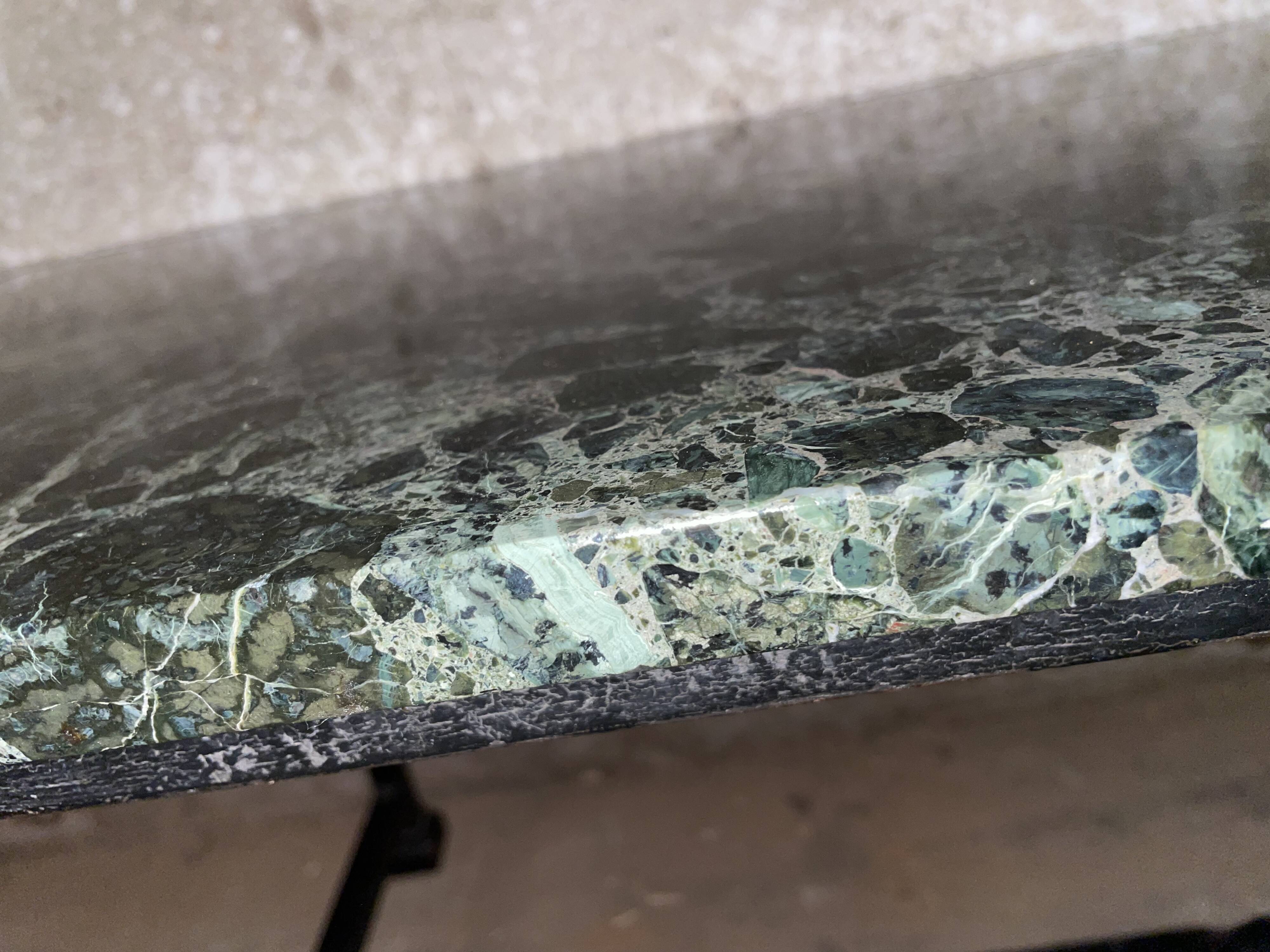 Table basse en fer forgé et marbre vert des Alpes