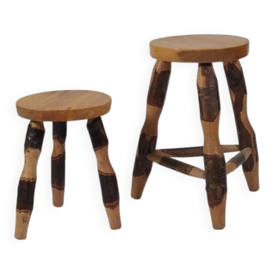 Paire de tabourets en noyer sculptés en coupe transversale vintage du milieu du siècle.