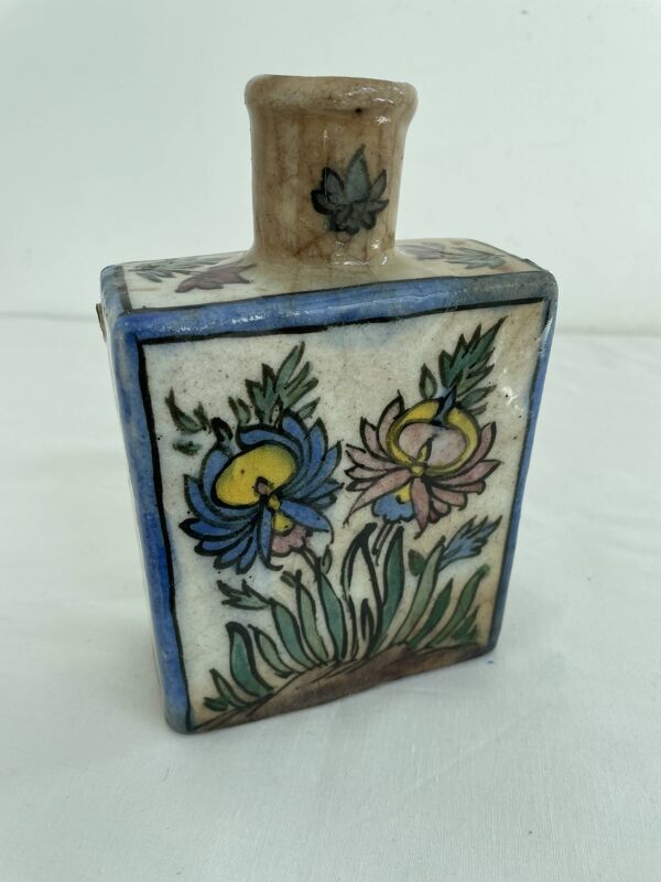Flacon persan, vase ancien à décor polychrome de fleurs, style Kagjar, céramique ancienne