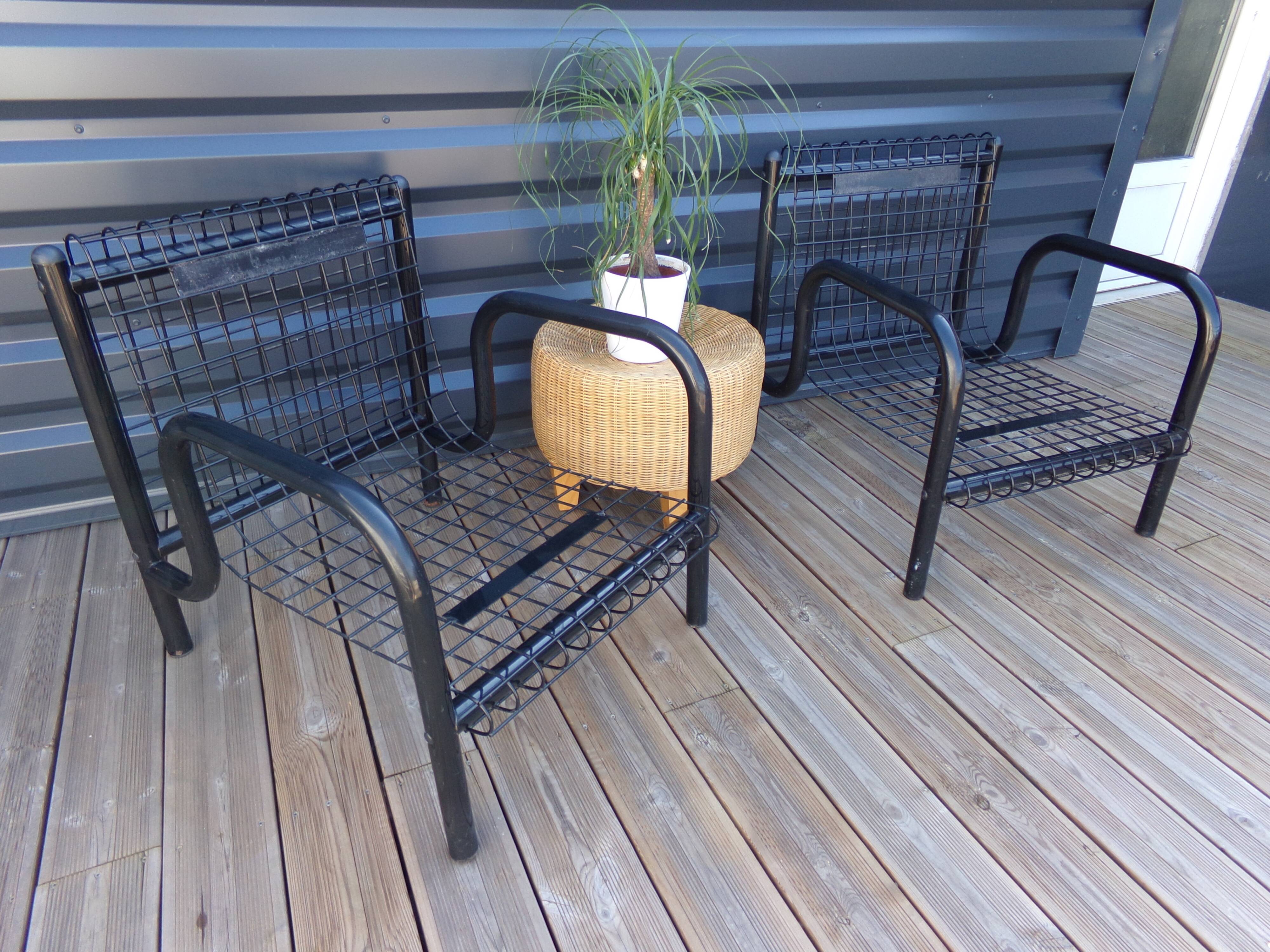 Duo de fauteuils noirs "grillage" en métal