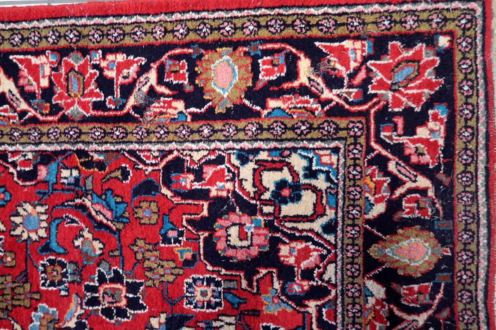 Ancient Persian Kashan carpet, handmade, 131 cm x 205 cm, 1920s.