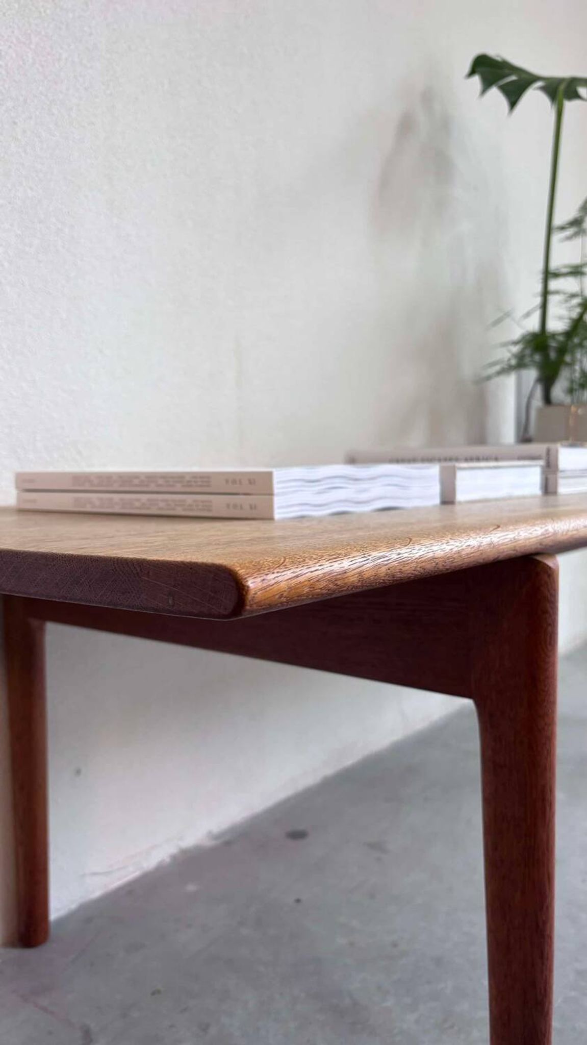 Table basse vintage Hans J Wegner en chêne