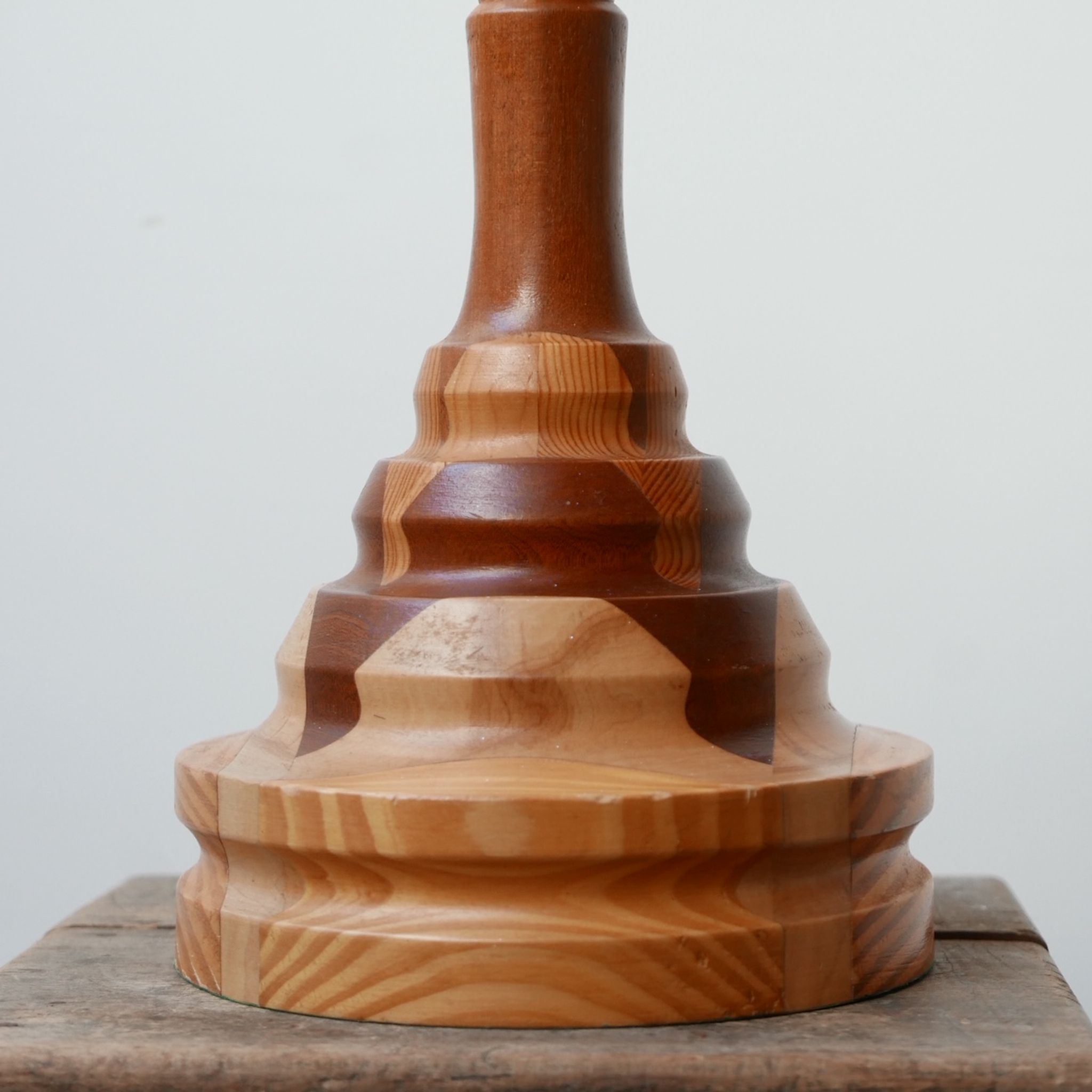 Lampe de table de spécimen en bois du milieu du siècle