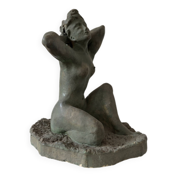 Sculpture d’une femme nue intitulée «  Jeunesse » en terre cuite