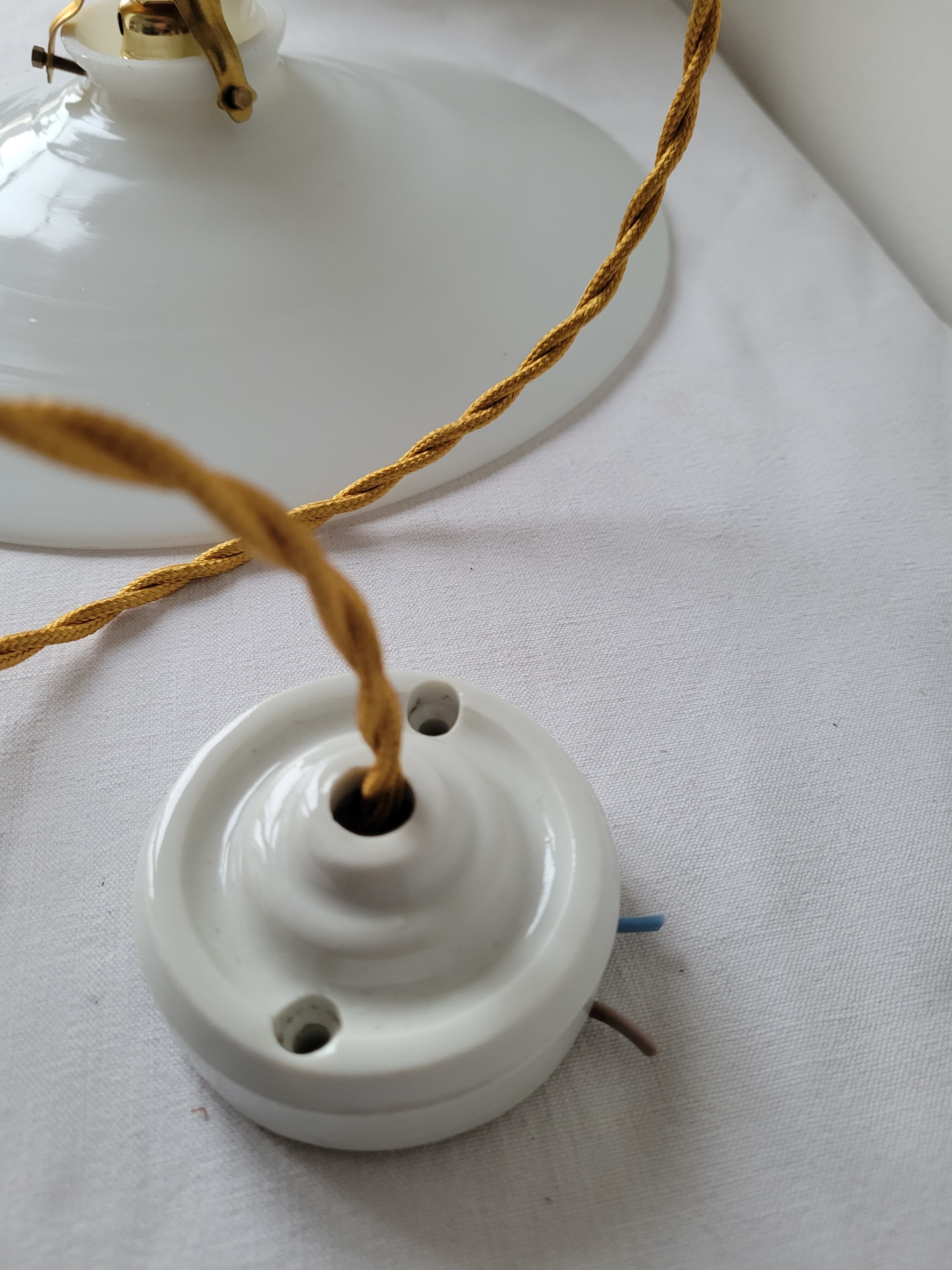 White opaline suspension