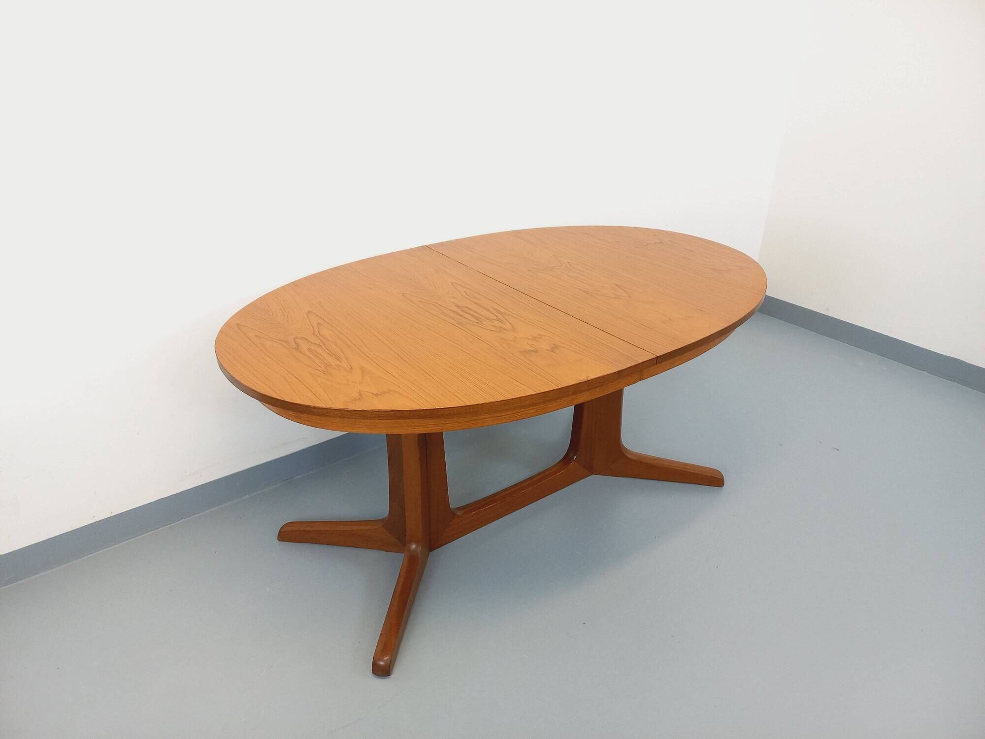 Vintage oval dining table Baumann from the 60s and 70s in teak with extension.