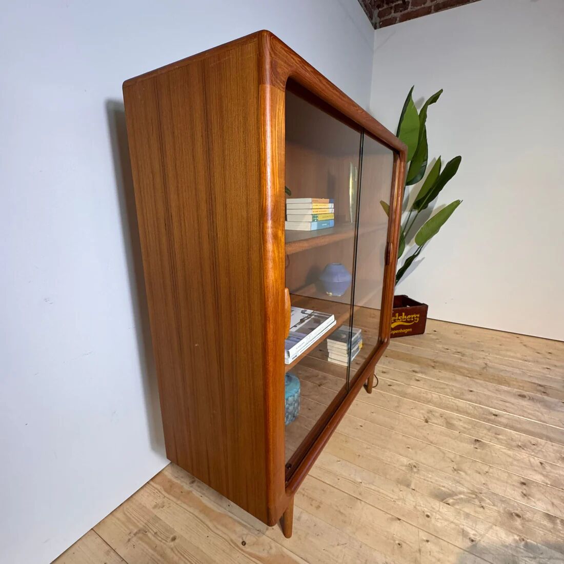 Bibliothèque vitrée en teck Dyrlund, années 1960
