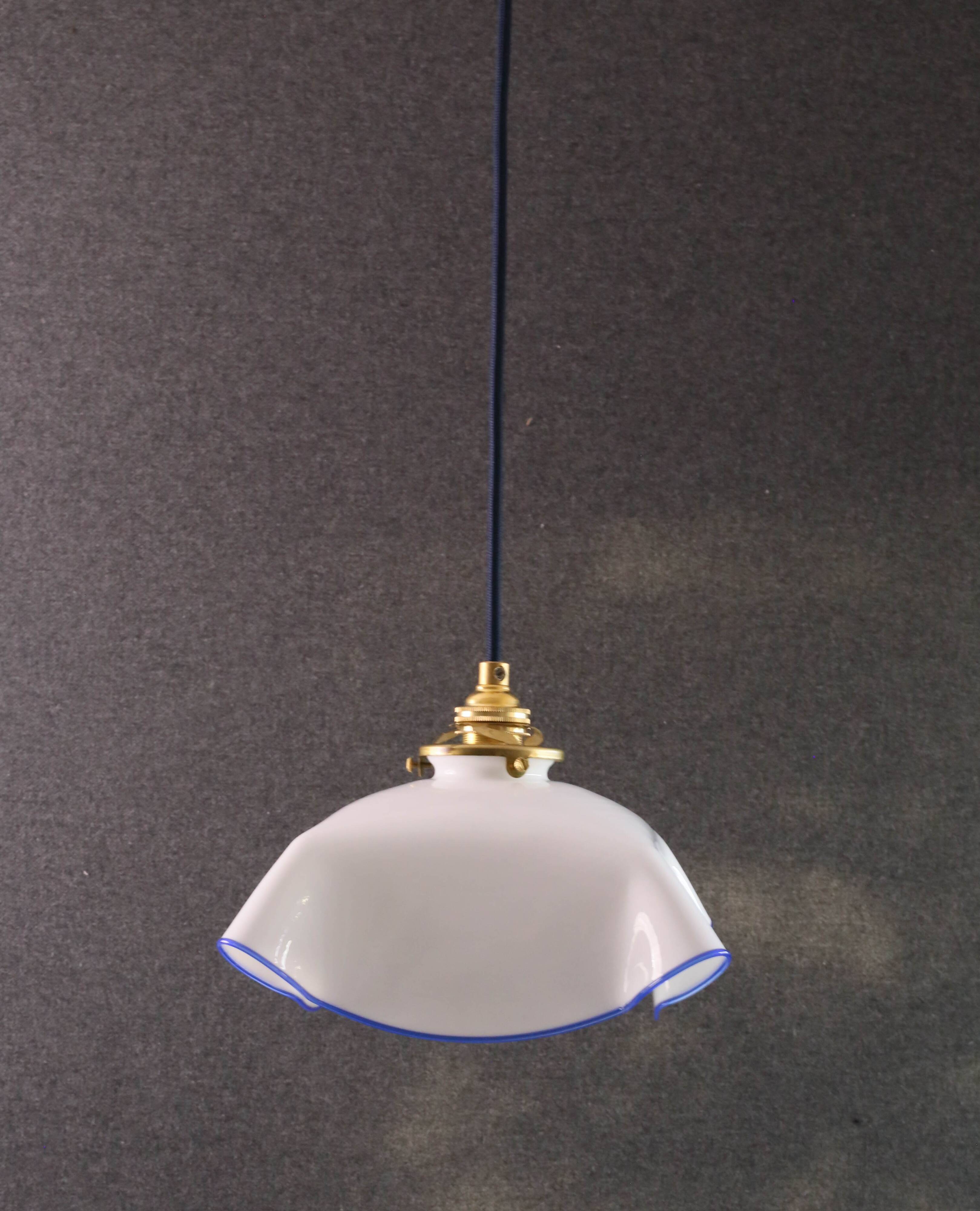 Suspension ancienne en opaline blanche avec filet translucide bleu, suspension française  circa 1950