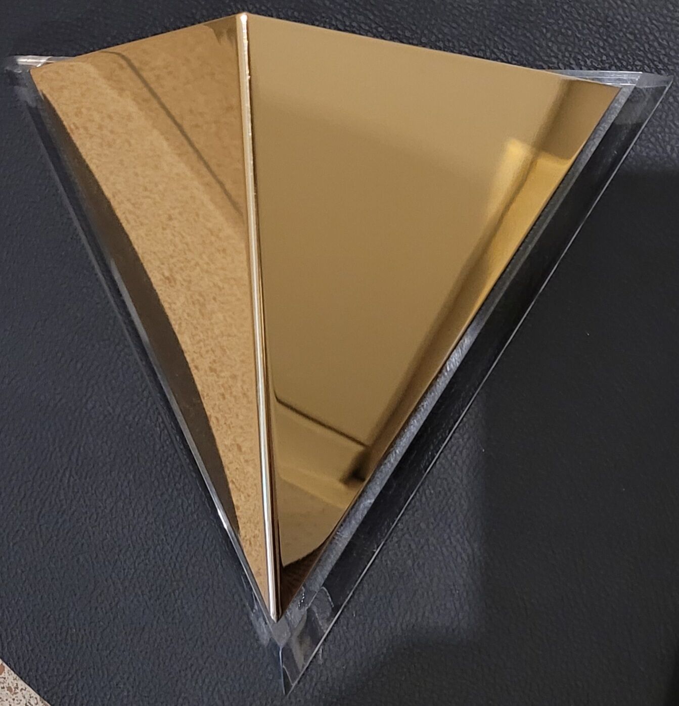 Art deco wall lamp in gilded metal and plexi