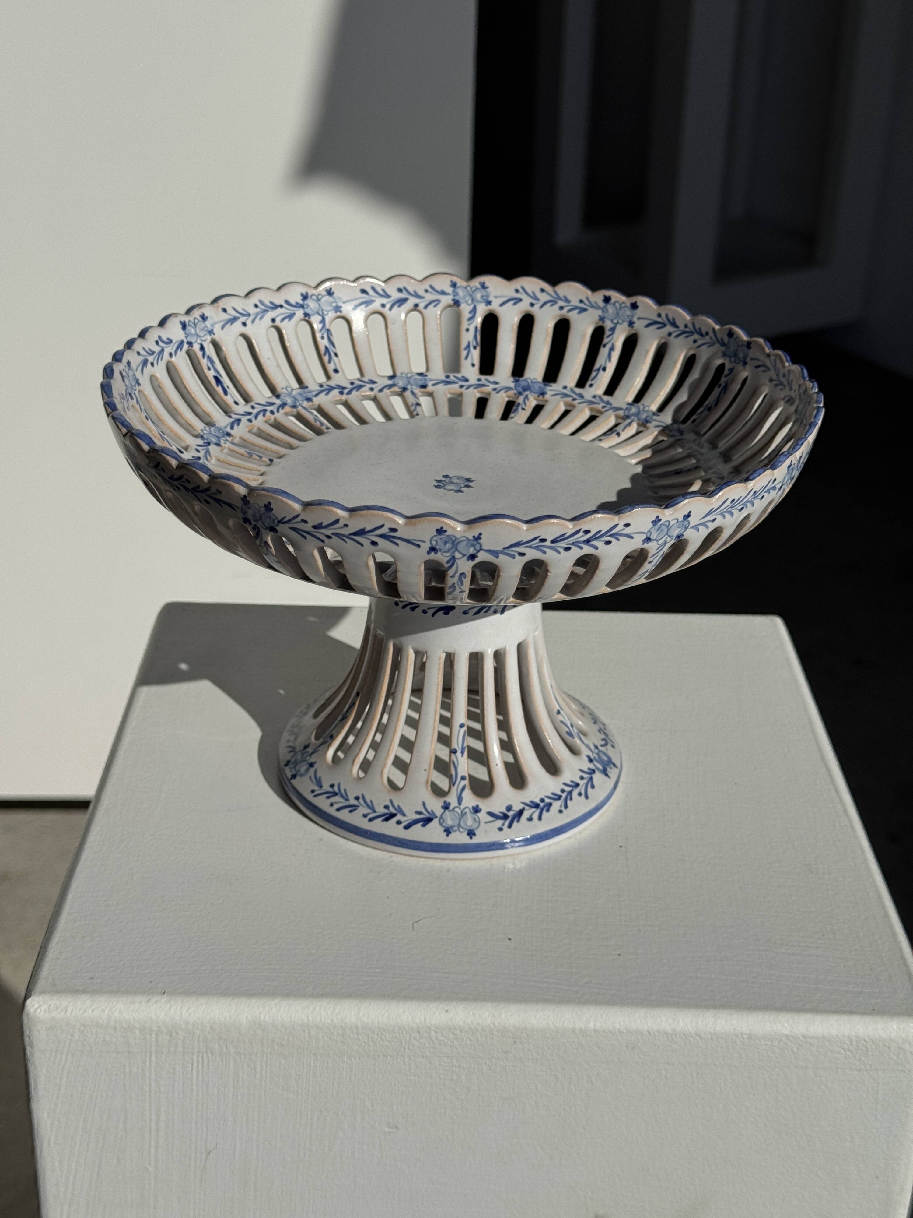 Fruit bowl with blue decorations in white earthenware from Malicorne Art H14