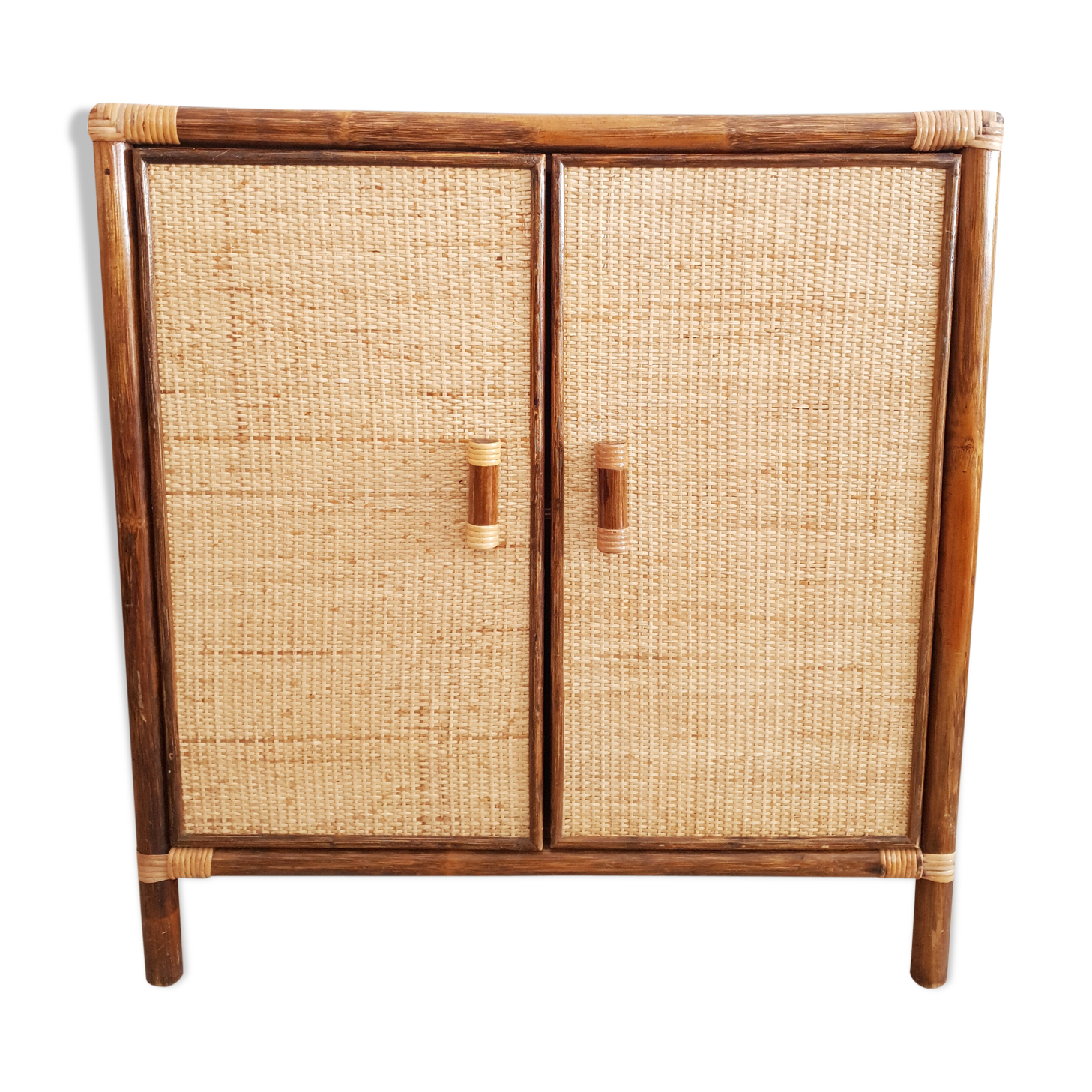 Meuble en rotin tissé et bambou