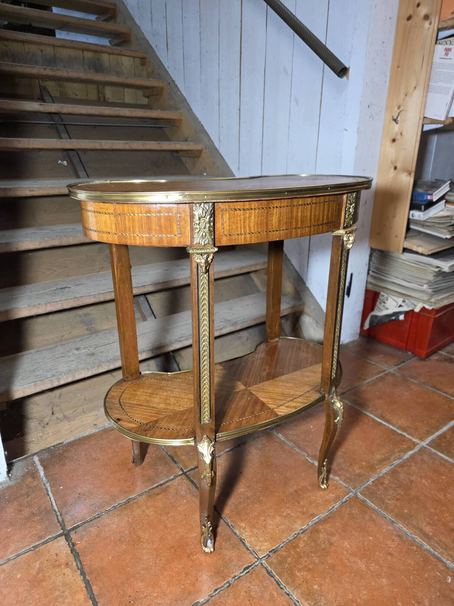 Kidney-shaped bedside table in Louis XV style with marquetry.