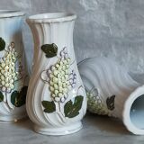 Trois vases anciens en barbotine aux lilas