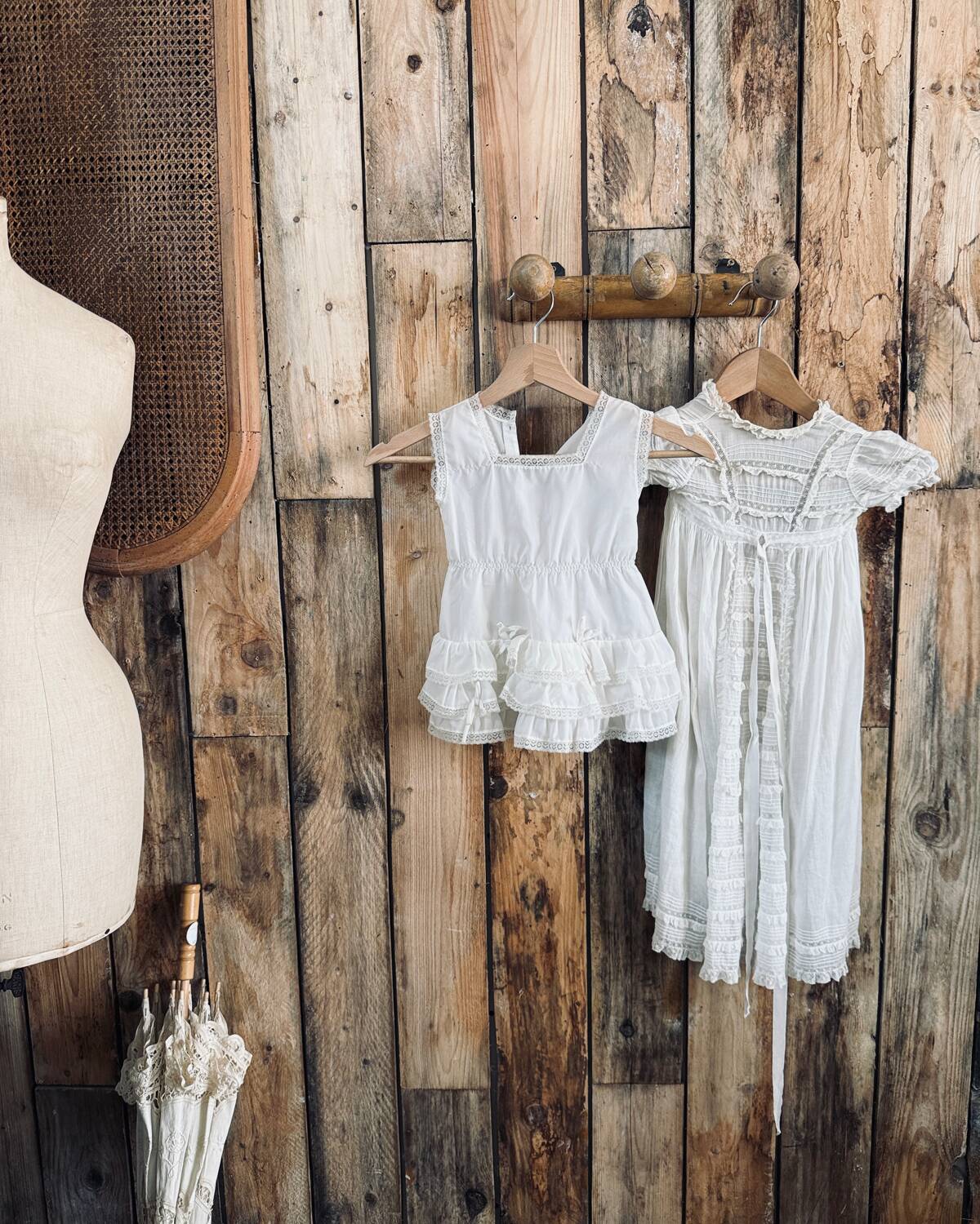 Wooden wall-mounted coat rack with 3 hooks