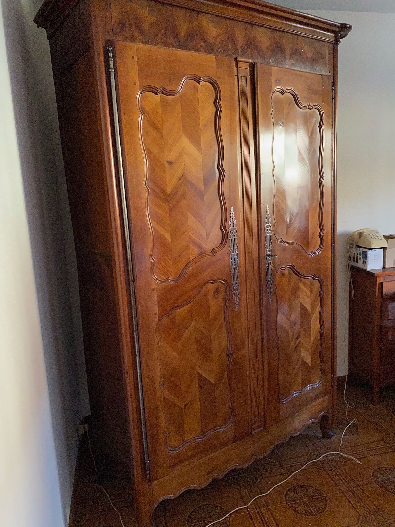 Very nice Louis XV cabinet in cherry