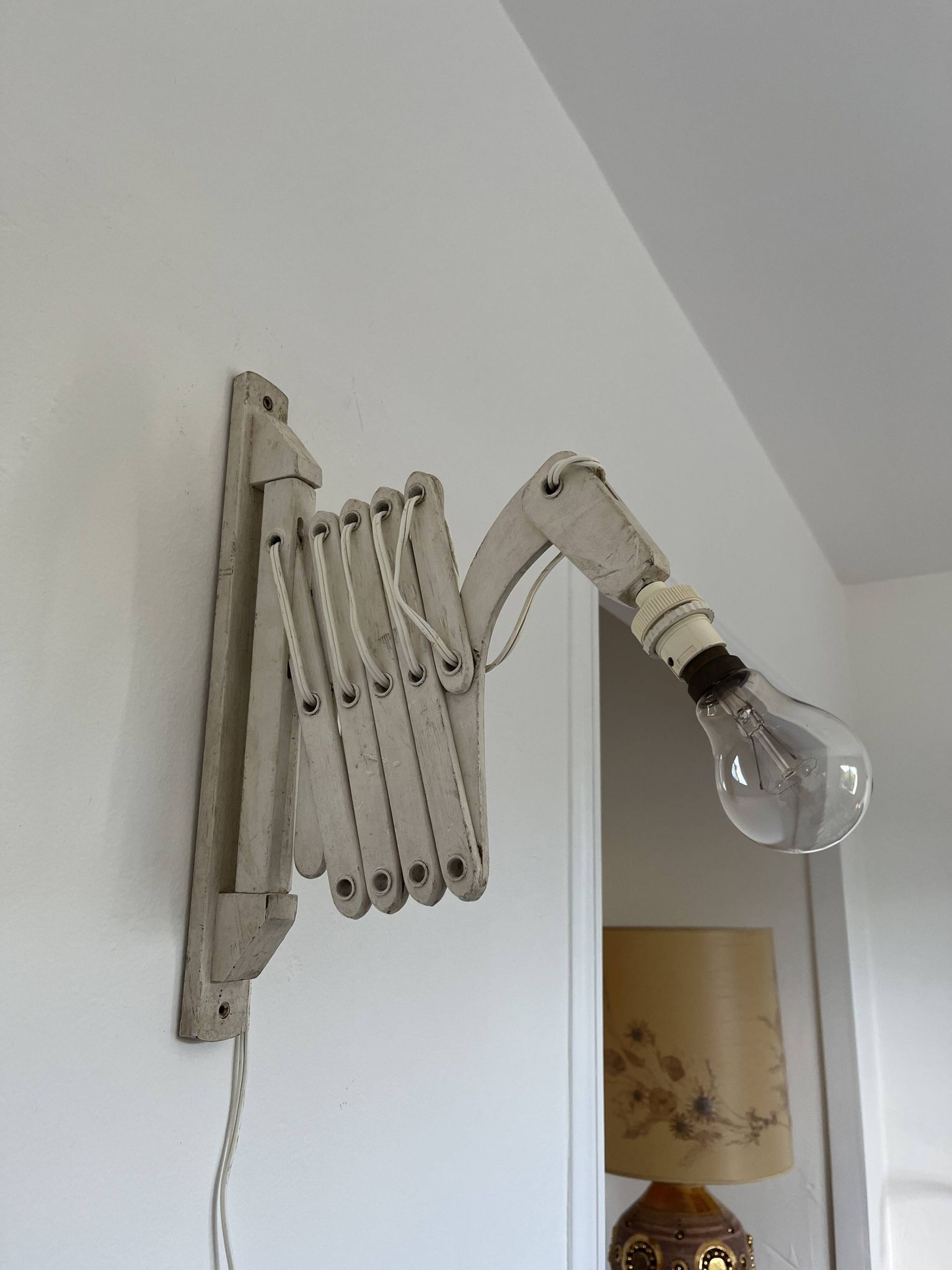 Scandinavian "accordion" or "scissors" wall light in white lacquered wood from the 60s and 70s
